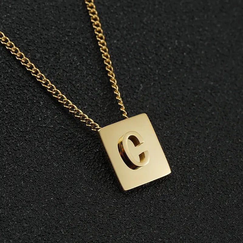 Collier lettre carré en acier inoxydable