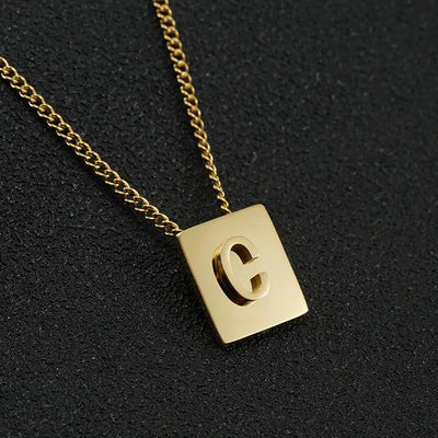 Collier lettre carré en acier inoxydable