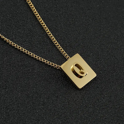 Collier lettre carré en acier inoxydable